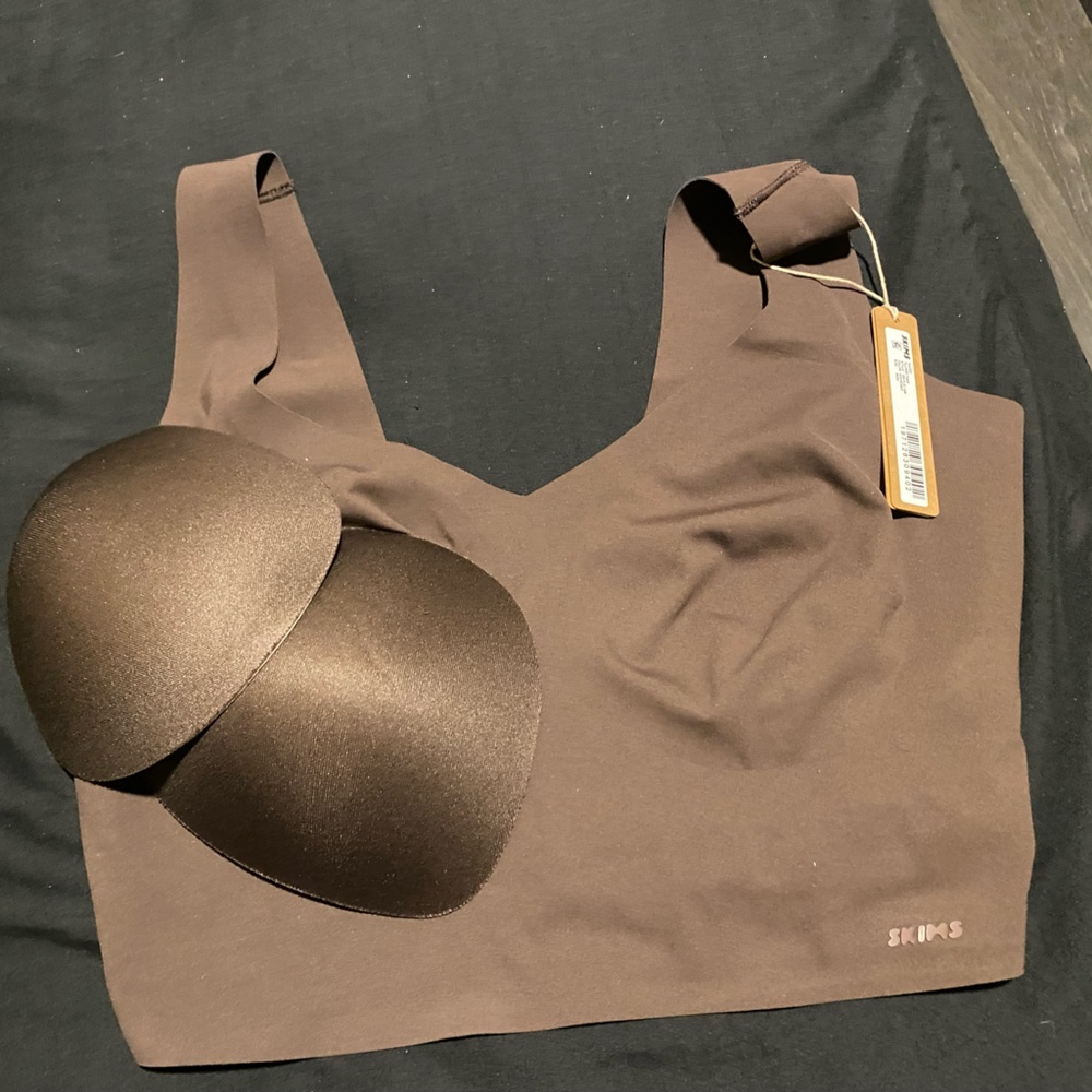 SKIMS long line bra with removable cups. NEW WITH TAGS WITHOUT BOX.